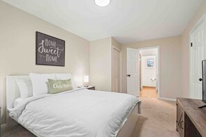 3 Schlafzimmer, Betten mit Memory-Foam-Matratzen, Schreibtisch