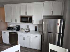 Jääkaappi, mikroaaltouuni, uuni, liesi