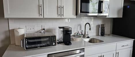 Geladeira, micro-ondas, fogão, cooktop