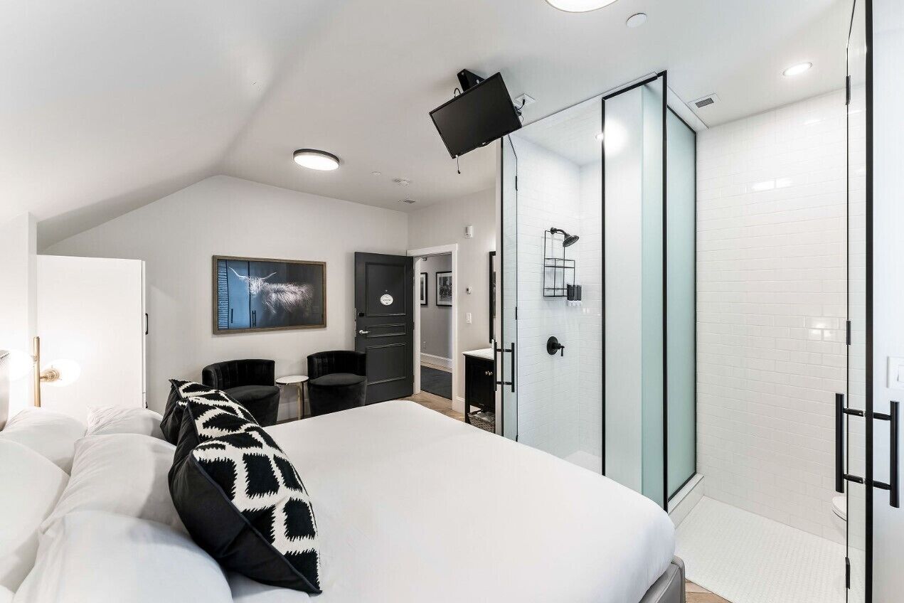 Phòng Premium, 1 giường cỡ king, không hút thuốc | Phòng tắm | Bồn tắm và buồng tắm vòi sen riêng, máy sấy tóc, xà phòng, dầu gội 