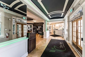 Lobby - The Inn on Officers Garden (Calgary)