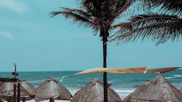 Playa privada, playa de arena blanca y bar en la playa