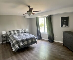 3 bedrooms, desk, free WiFi, bed sheets - Private Chalet Retreat. Close to amenities. Very Roomy & Pet-Friendly! (Harcourt)