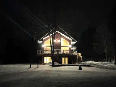 Private Chalet Retreat. Close to amenities. Very Roomy & Pet-Friendly!