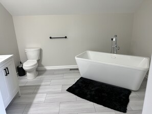 Shower, hair dryer, towels, soap - Private Chalet Retreat. Close to amenities. Very Roomy & Pet-Friendly! (Harcourt)