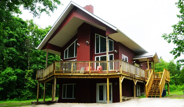 Exterior - Private Chalet Retreat. Close to amenities. Very Roomy & Pet-Friendly! (Harcourt)
