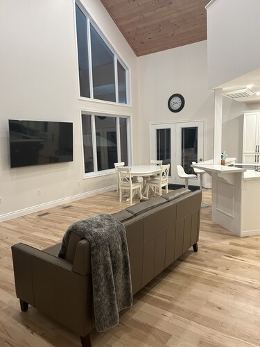 Private Chalet Retreat. Close to amenities. Very Roomy & Pet-Friendly!