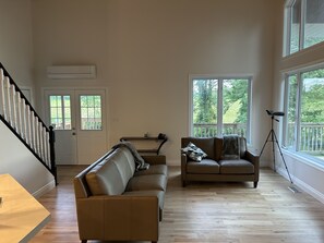 Smart TV, books, printers - Private Chalet Retreat. Close to amenities. Very Roomy & Pet-Friendly! (Harcourt)