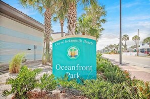 Segnaletica per Oceanfront Park nella città di Jacksonville Beach.