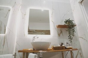 Dusche, Haartrockner, Bidet, Handtücher