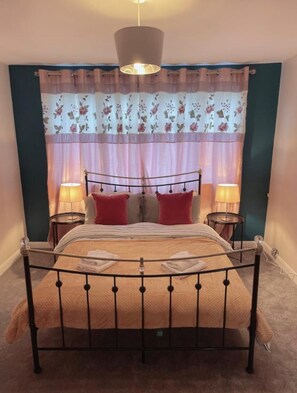 5 عدّة غرف نوم ومكواة/لوح كي وواي فاي مجانًا وملاءات أسرّة