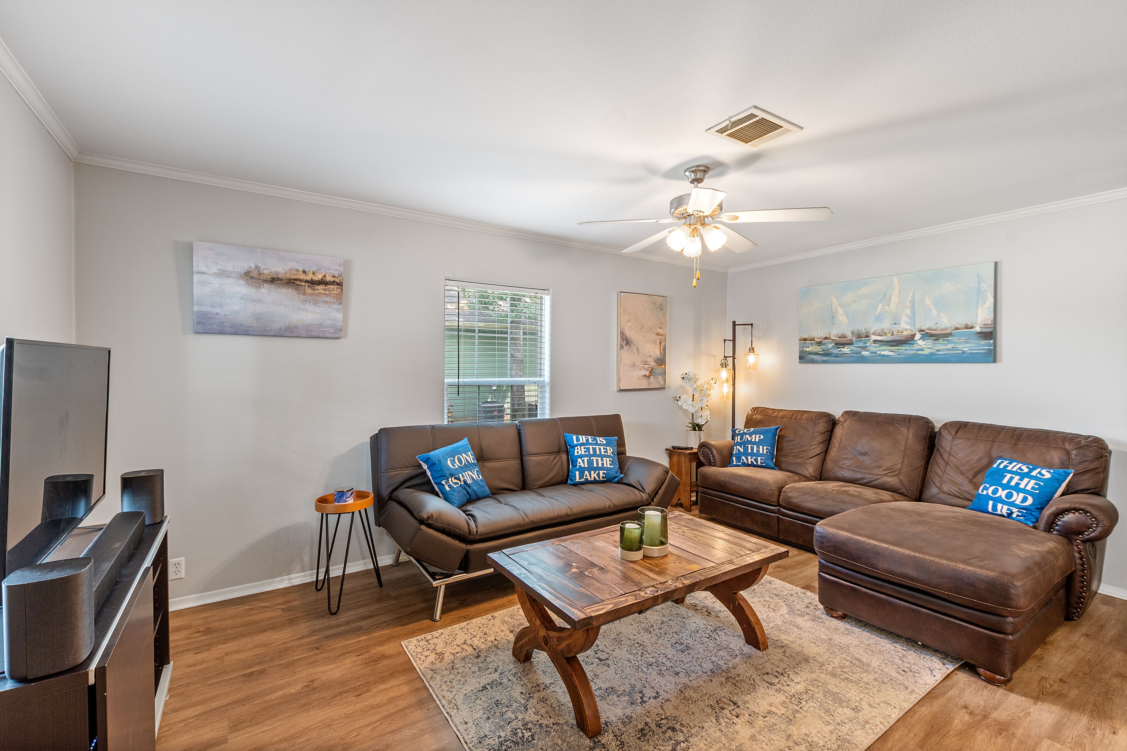 Una Smart TV, una oficina, una pantalla de ordenador