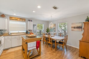 Fridge, microwave, oven, stovetop - Open Water~Sunsets~Swimming~Standing Work Station with High Speed Internet~Lake (Mabank)