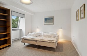 4 bedrooms, travel cot, free WiFi - Cozy home in Brovst with kitchen (Brovst)