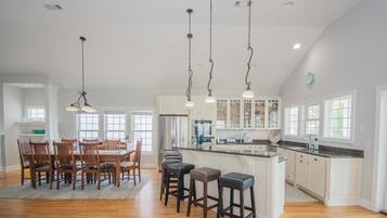 Rumah, Beberapa Tempat Tidur, dapur, pemandangan pantai | Dapur pribadi | Lemari es, microwave, oven, dan kompor