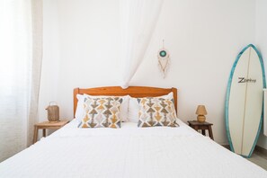 3 quartos, ferros/tábuas de passar roupa, berço de viagem