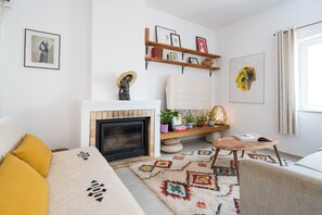 Smart-tv, eldstad och böcker