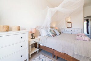 3 chambres, fer et planche à repasser, lit de bébé portatif