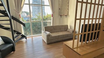Apartamento tradicional | Zona de estar | Televisión de pantalla plana de 40 pulgadas con canales digitales
