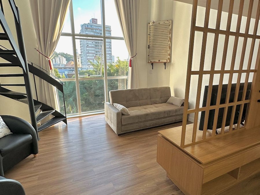 Apartamento tradicional | Área de estar | TV de tela plana 40 polegadas com canais digitais, TV