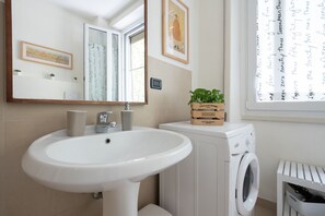 Doccia, asciugacapelli, bidet, asciugamani