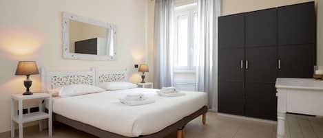 Iron/ironing board, WiFi, bed sheets