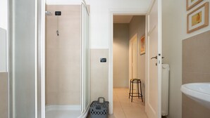 Un baño con ducha, inodoro y lavabo.