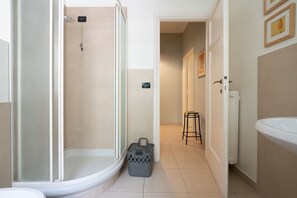 A bathroom with a shower, toilet, and sink. - Olimpico Apartment Flaminio (Roma)