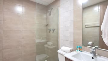 Appartement, 2 chambres | Salle de bain | Douche, douche à « effet pluie », sèche-cheveux