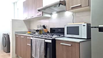 Apartamento, 2 habitaciones | Cocina privada | Frigorífico, microondas, hervidor eléctrico y utensilios de cocina