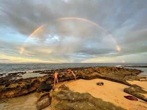 Playa en los alrededores, camastros y toallas de playa