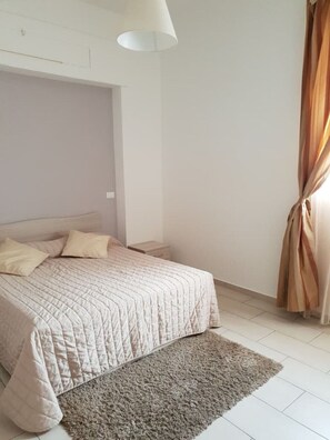 1 slaapkamer, een strijkplank/strijkijzer, wifi, beddengoed