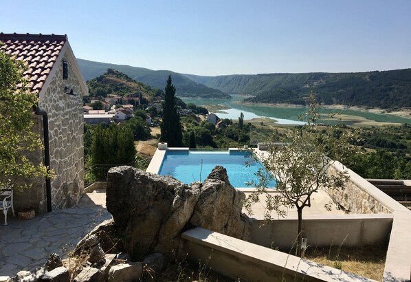 Pool - JUKINI DVORI HOLIDAY HOUSE WITH INFINITY HEATED POOL, VIEW LAKE AND NATURE (Ričice)