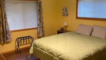 2 bedrooms, travel crib, free WiFi, bed sheets