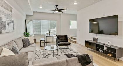 3 Min to DT | 2 Car Garage| Lux Townhome |King Bed