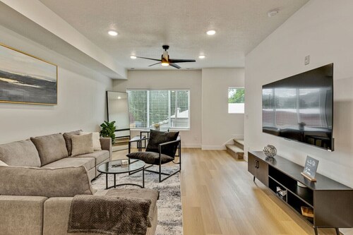 3 Min to DT | 2 Car Garage| Lux Townhome |King Bed