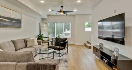 3 Min to DT | 2 Car Garage| Lux Townhome |King Bed