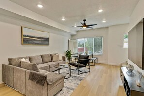 TV - 3 Min to DT | 2 Car Garage| Lux Townhome |King Bed (Salt Lake City)