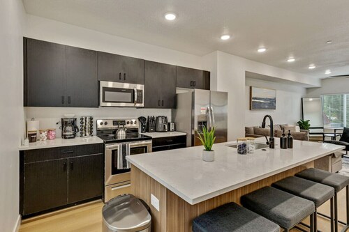 3 Min to DT | 2 Car Garage| Lux Townhome |King Bed
