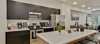 3 Min to DT | 2 Car Garage| Lux Townhome |King Bed