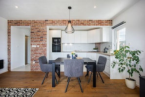 Deluxe appartement | Dineren in de kamer