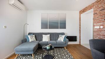 Deluxe-Apartment | Wohnbereich | 35-Zoll-Plasmafernseher mit Satellitenempfang, Fernseher