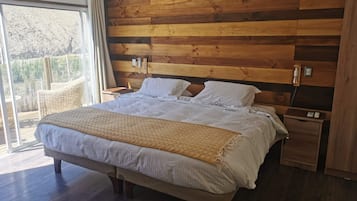 Premium bedding, down duvets, minibar