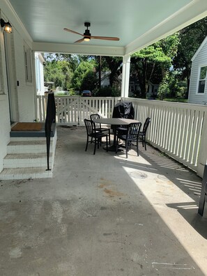 Outdoor dining - Cozy Cottage in Historic Willowbank (Georgetown)