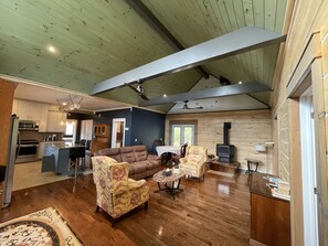 Smart-tv, een open haard en boeken