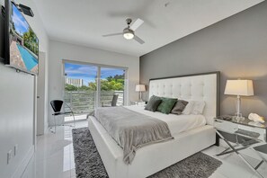 4 bedrooms, desk, iron/ironing board, free WiFi - Modern & Fun Beach location! Pool, Gym, Spa, Bars & Restaurants to Entertain! (Pompano Beach)