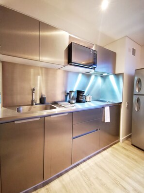 Kühlschrank, Mikrowelle, Herdplatte, Wasserkocher mit Kaffee-/Teezubehör