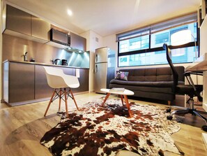 Smart-TV, Tischtennisplatte, Bücher