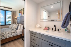 Condo de lujo | Baño | Regadera, amenidades de baño de diseñador, secadora de cabello, toallas 