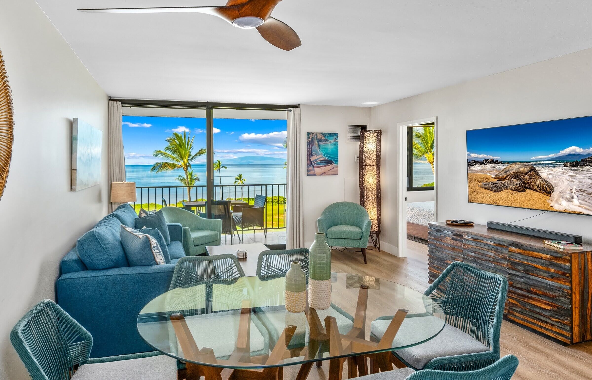 럭셔리 콘도 | 거실 공간 | 케이블 채널 시청이 가능한 50인치 스마트 TV